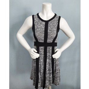 Monteau dress with symmetrical lines